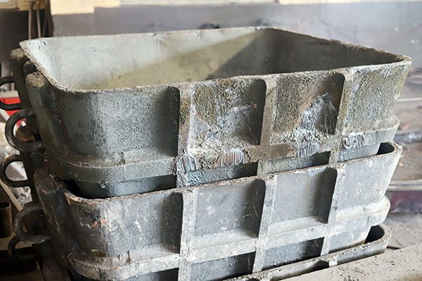 大型鑄鋼件廠家對(duì)渣盆生產(chǎn)和清理時(shí)都需要注意的事項(xiàng)是？